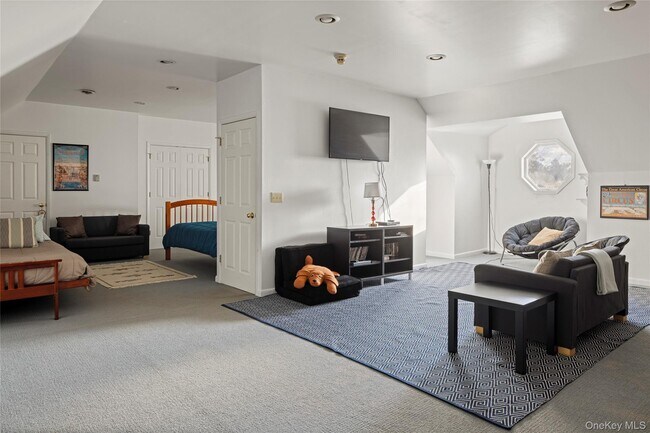 Building Photo - 147 Rock City Rd