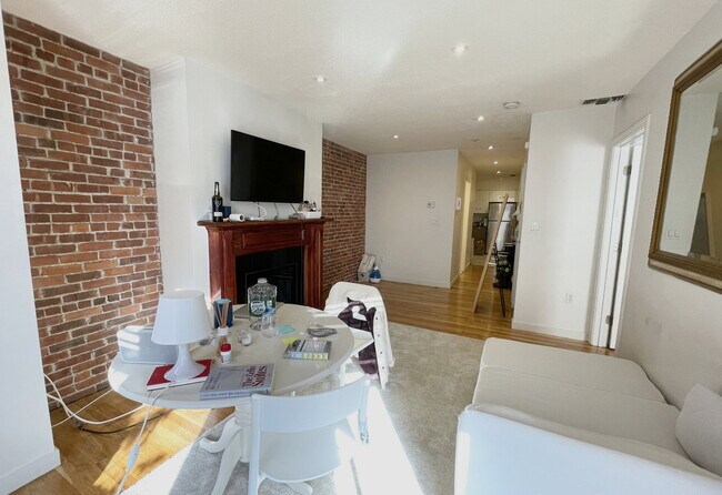 Building Photo - 73 Gainsborough St