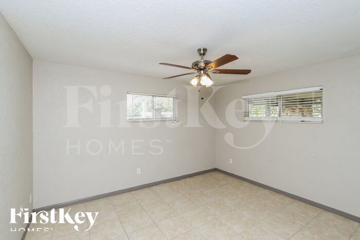 Building Photo - 2749 Elm Dr NE