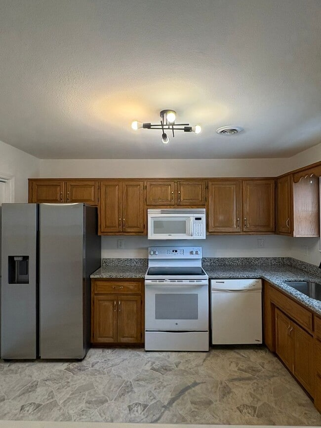 Building Photo - Delightful 2 Bedroom Bungalow Home-317 Woods