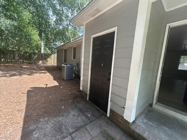 Building Photo - 19 Woodpond Ct