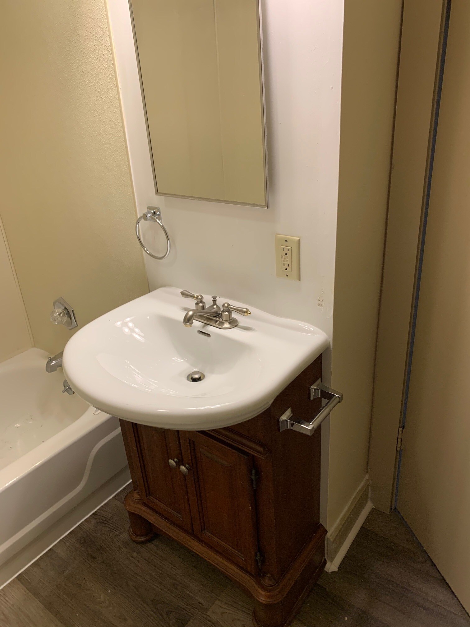 full bath - 1230 Highland St