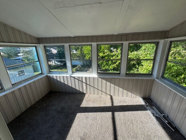 Building Photo - Charming 3-Bedroom Property in Prime Location