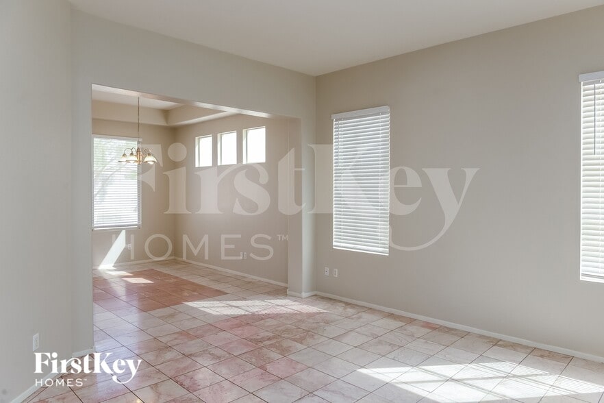Building Photo - 820 Crescent Moon Dr