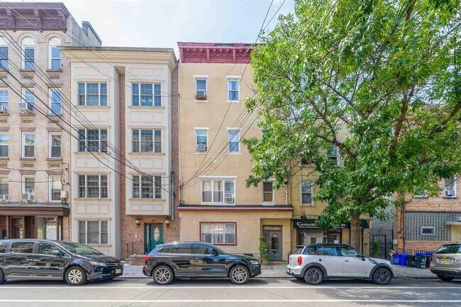 Building Photo - 516 Adams St