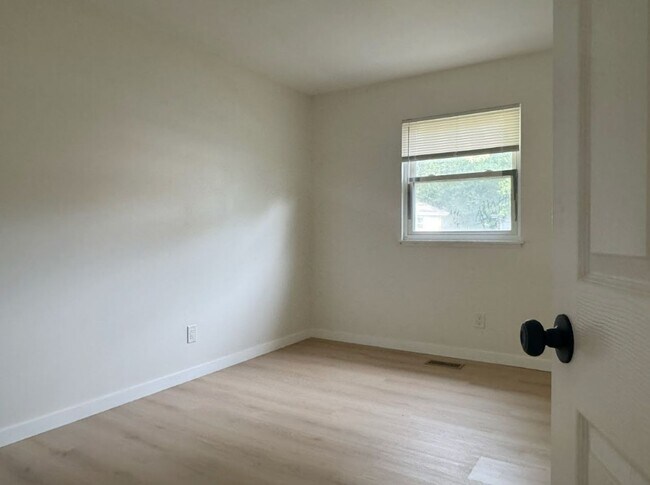 Building Photo - 804-806 N Fairlawn Cir