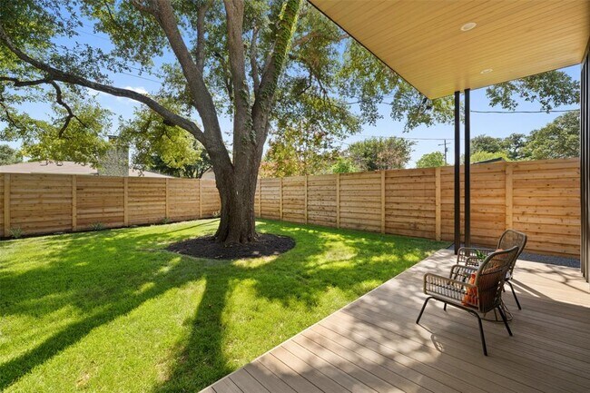 Building Photo - 2305 Southern Oaks Dr
