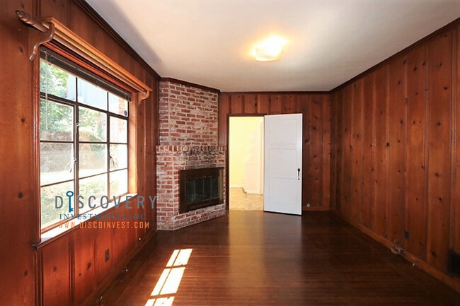 Building Photo - Oakmore Ranch Style Home