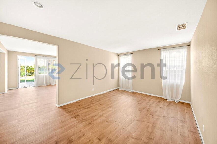 Building Photo - 3715 Hedge Ln