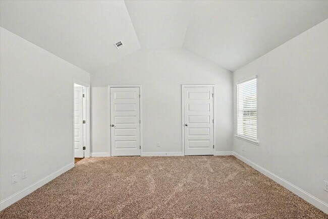 Building Photo - Like New 3 Bed, 2.5 Bath End Unit Townhome in Richmond Hill