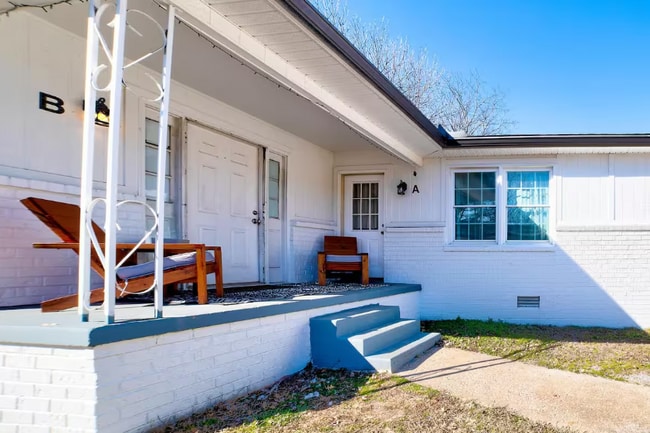 Building Photo - 2417 Glenrose Ave