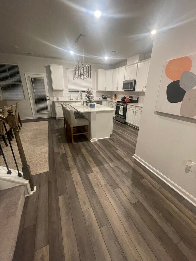 Kitchen (main floor) - 1081 Shoreside Dr