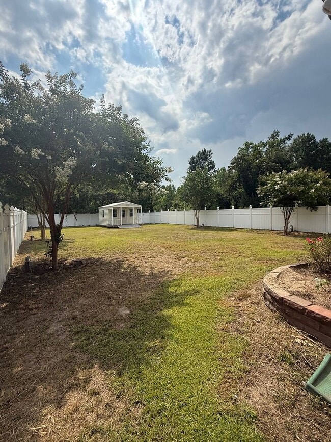 Building Photo - Hidden 4 bedroom, 2.5 bathroom Gem!