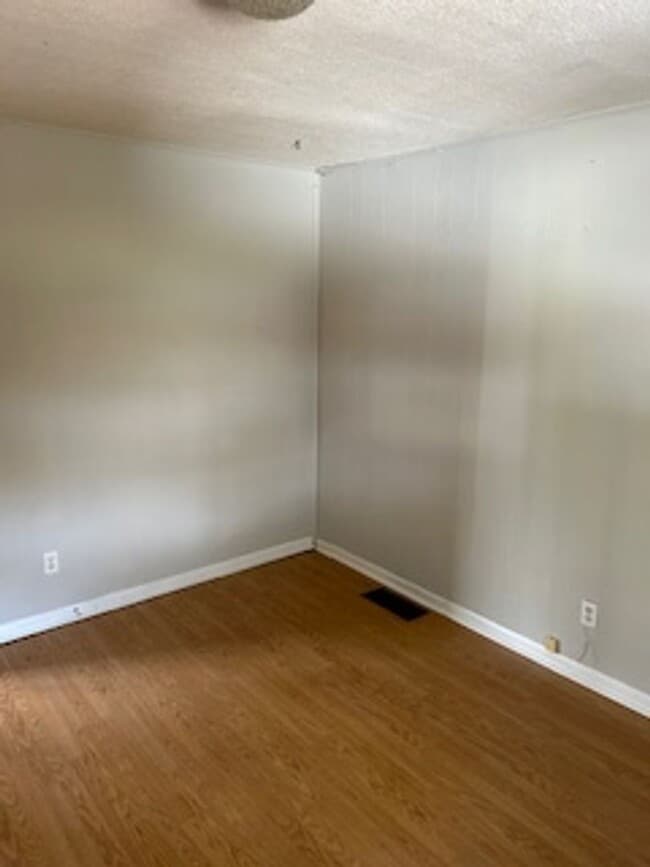 Building Photo - 68 Maple St