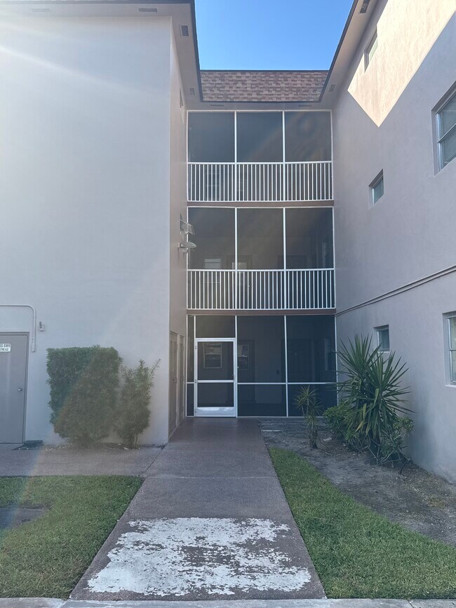 Building Photo - 2441 SW 82nd Ave