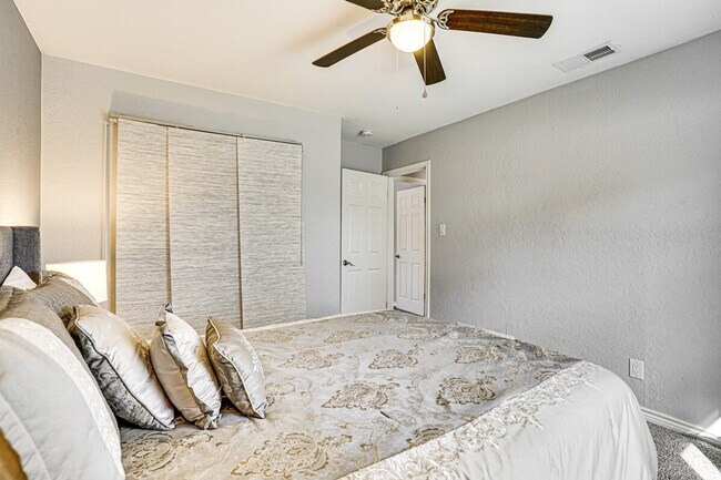 Building Photo - 4624 Trailwood Dr