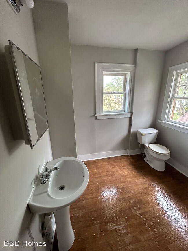 Building Photo - 3 br, 1.5 bath House - 2905 Central Dr