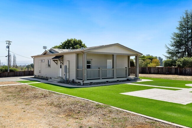Building Photo - 517 Calabasas Rd