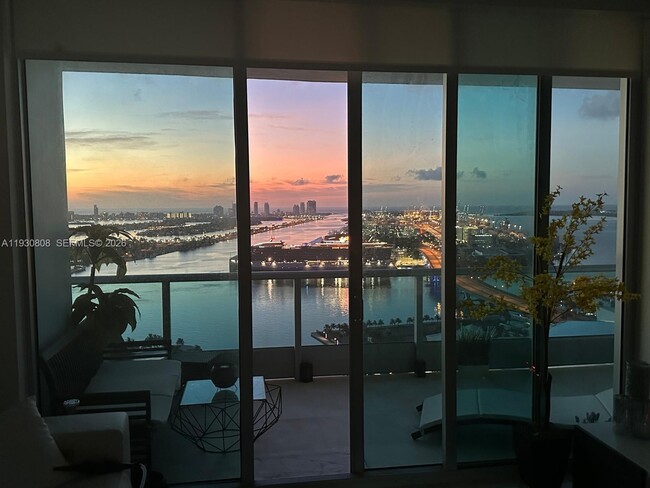 Building Photo - 900 Biscayne Blvd