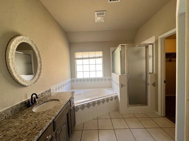 Building Photo - 624 Vickery Ave