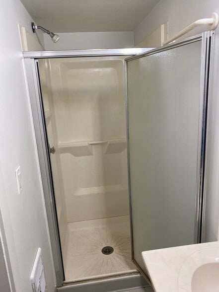 Building Photo - 122 S East Ave