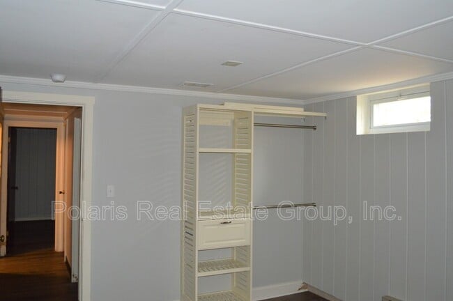 Building Photo - 6057 Rosslyn Ave