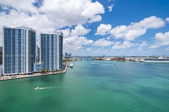 Building Photo - 888 Brickell Key Dr