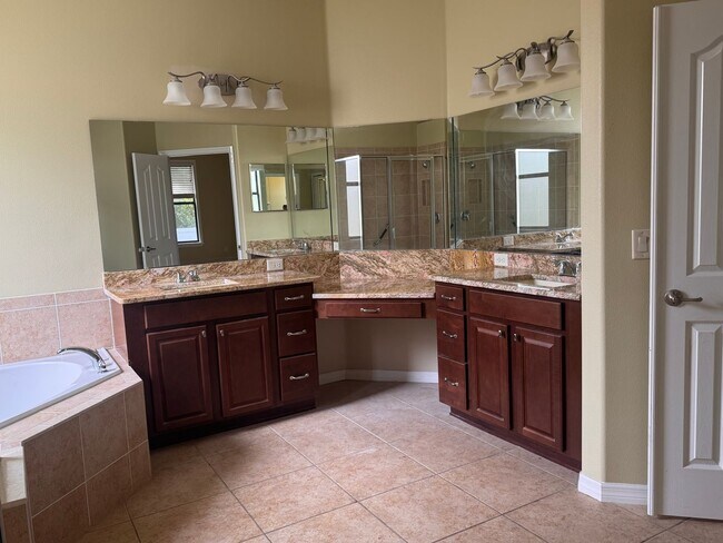 Building Photo - Live the Resort Life Daily: Your SummerGle...