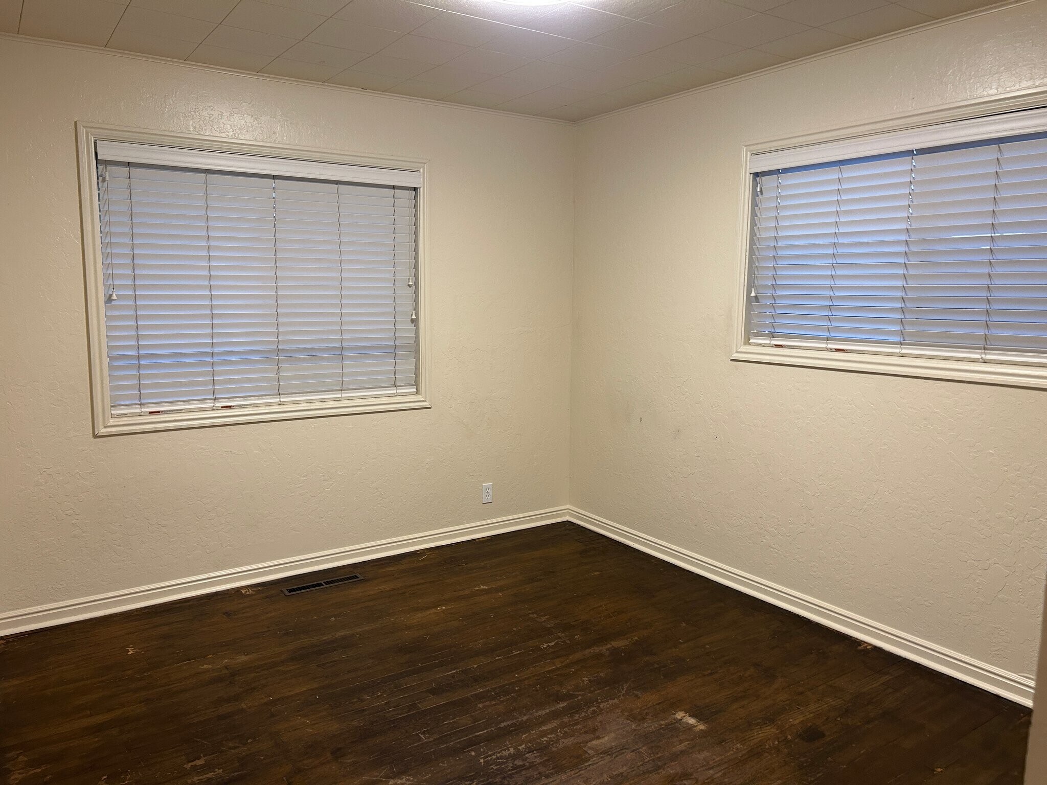 Building Photo - 205 500 E