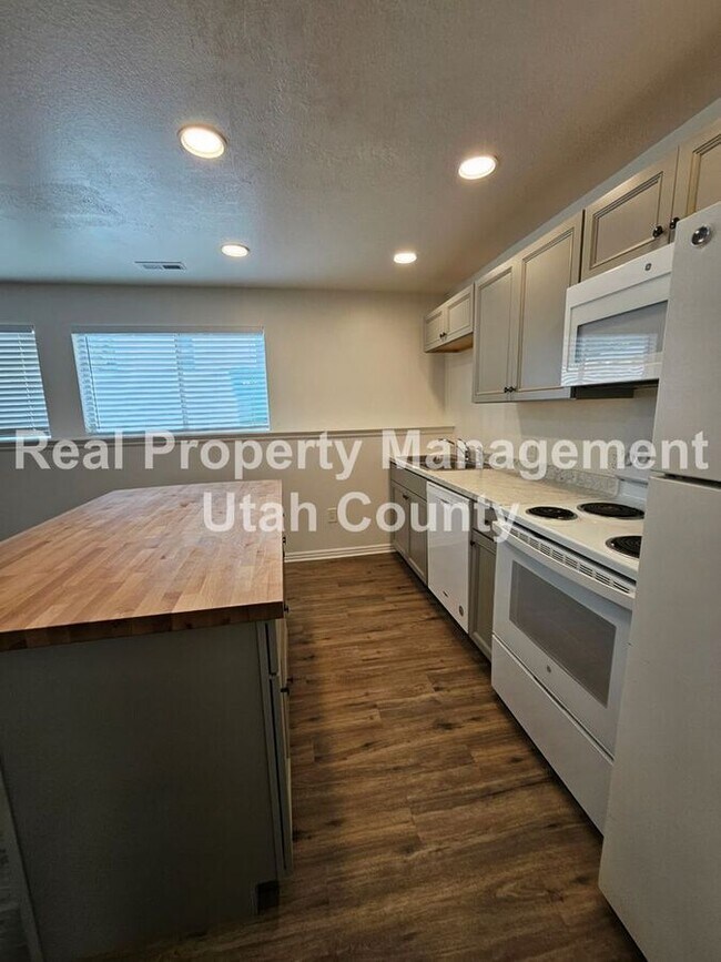 Building Photo - 81 S 220 W St