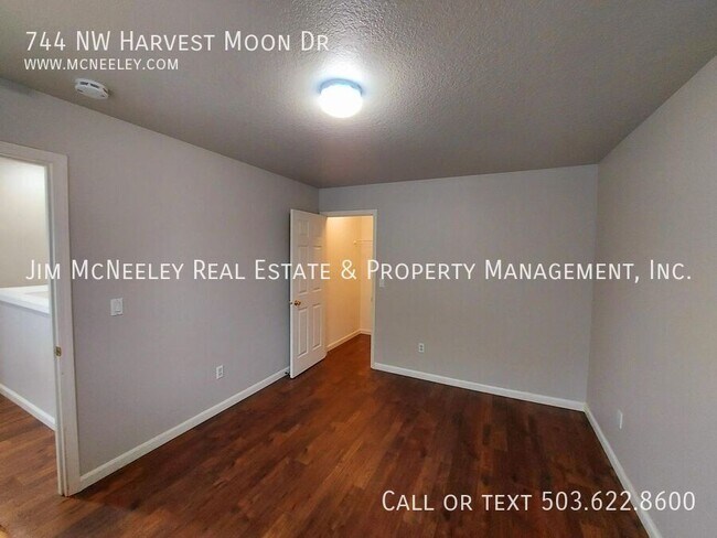 Building Photo - 744 NW Harvest Moon Dr