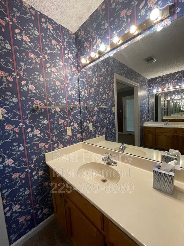Building Photo - 9766 Kinglet Dr