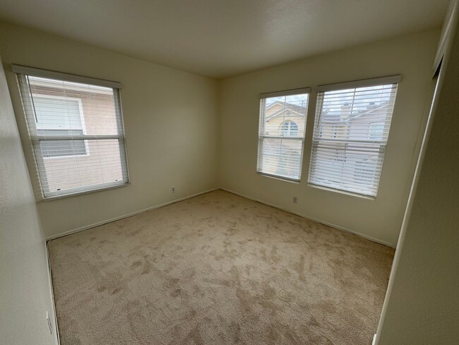 Building Photo - 3 bedroom -2.5 bathroom House