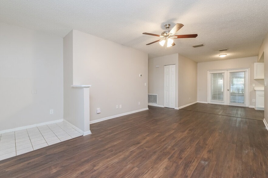 Building Photo - 226 Regal Park Dr