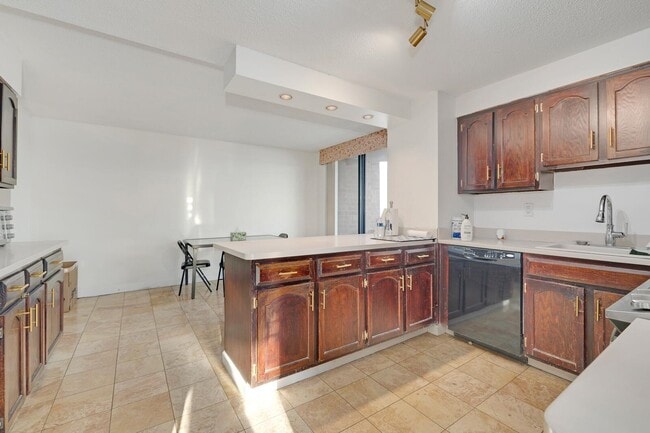 Building Photo - 1733 Harmon Cove Tower