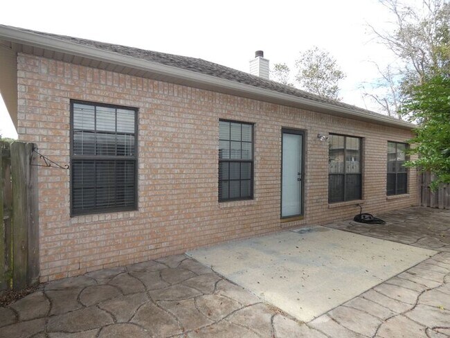 Building Photo - 4161 Longwood Cir