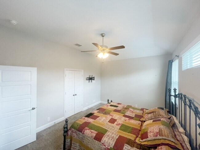 Building Photo - This stunning, 4BED/2BATH, well maintained...