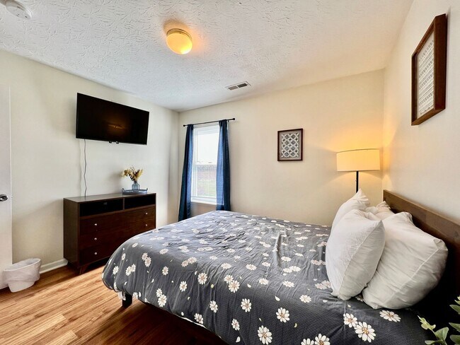 Building Photo - 3 Bedroom 1 Bathroom Attached House