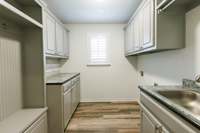 Building Photo - 208 Berkshire Ave