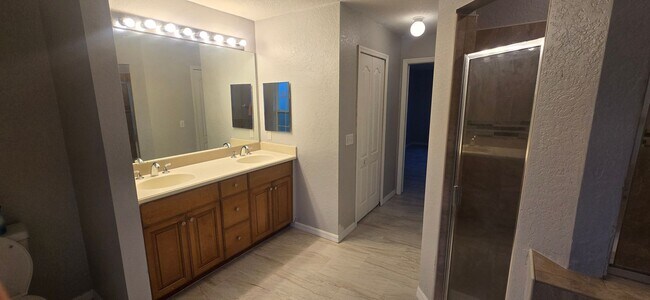 Building Photo - Huge Three Bedroom- 2 bath + den, 2 car ga...