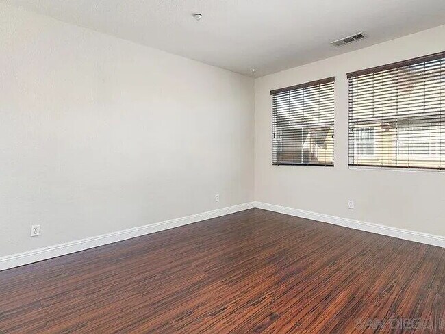 Building Photo - Don't miss out!  This beautiful spacious condo offers open floor plan, lot's of natural light, pr...