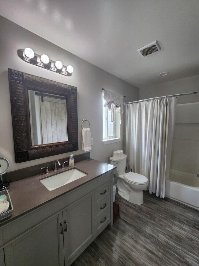 Building Photo - Beautiful Updated Unfurnished Apartment- All Utilities Included!