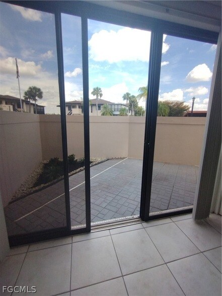 Building Photo - 1069 Villa Dr