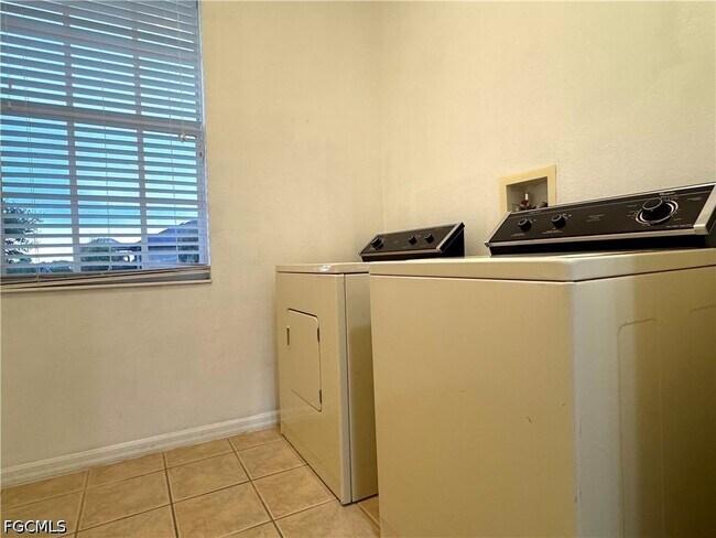 Building Photo - 117 Shadow Lakes Dr