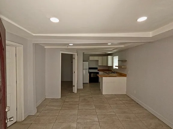 Building Photo - 606 18th Ave N