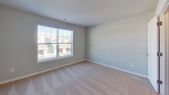 Building Photo - Condo Style Upper 2 Bedroom 1 Bathroom Apartment Available