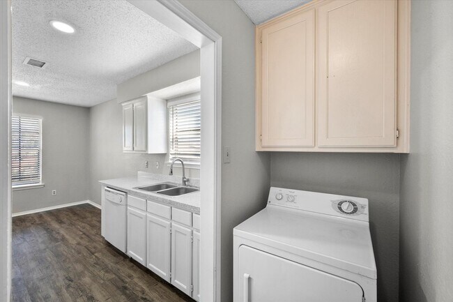 Building Photo - 606 Kings Way Dr