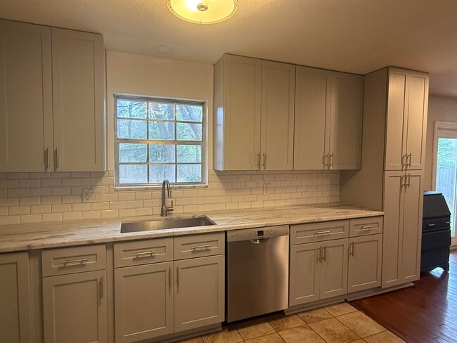 Building Photo - 2033 Doomar Dr