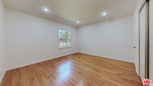 Building Photo - 1107 S Bundy Dr