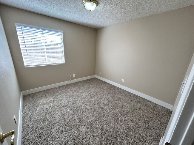 Building Photo - Single Story 3/2 *NO HOA* *NEW* Paint & *N...